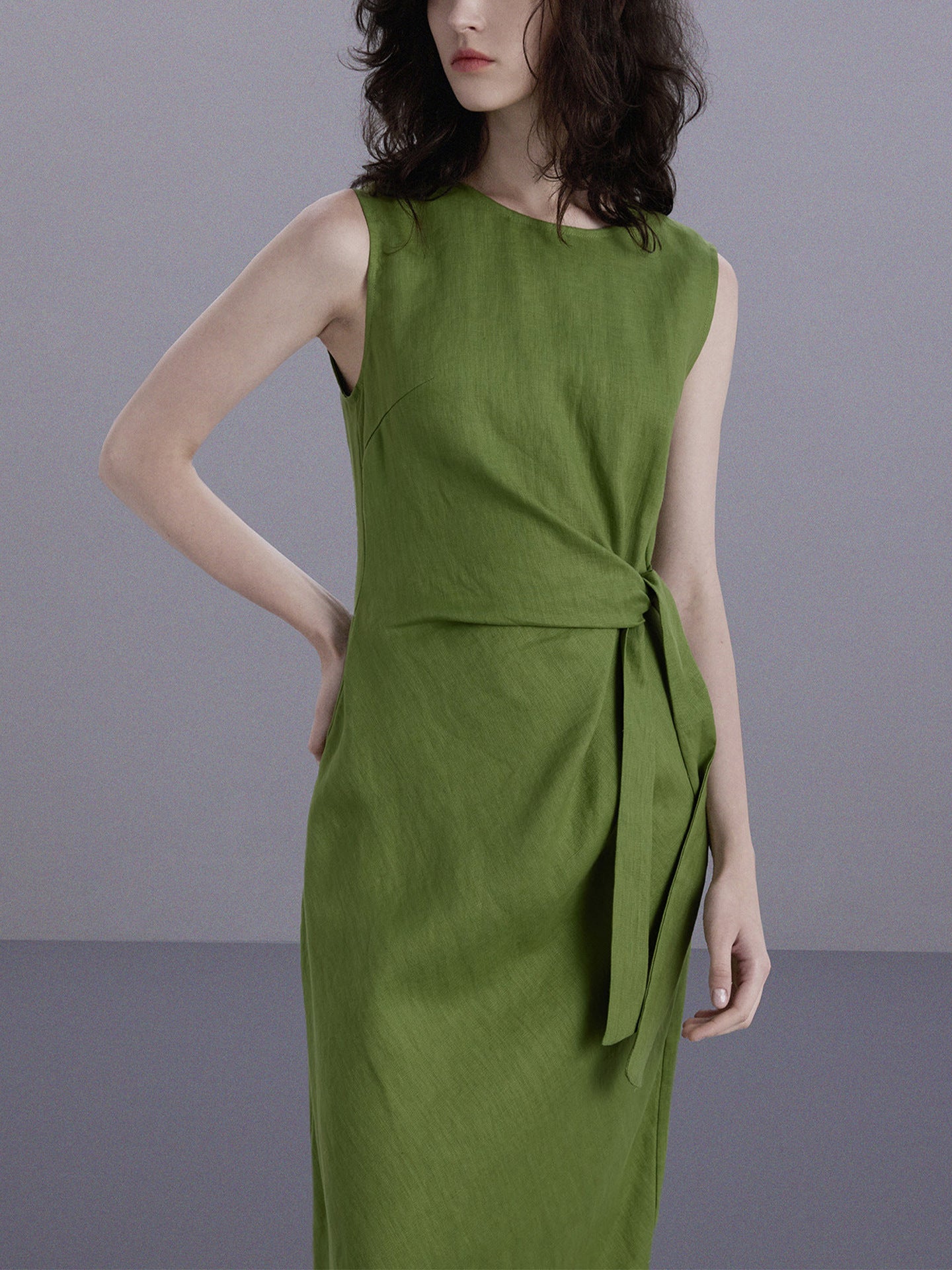 Cute Green Sleeveless Dress with Twist Pleat and Tie Waist, Fitted Bodycon Style, Minimalist Design, High-Quality Casual Dress
