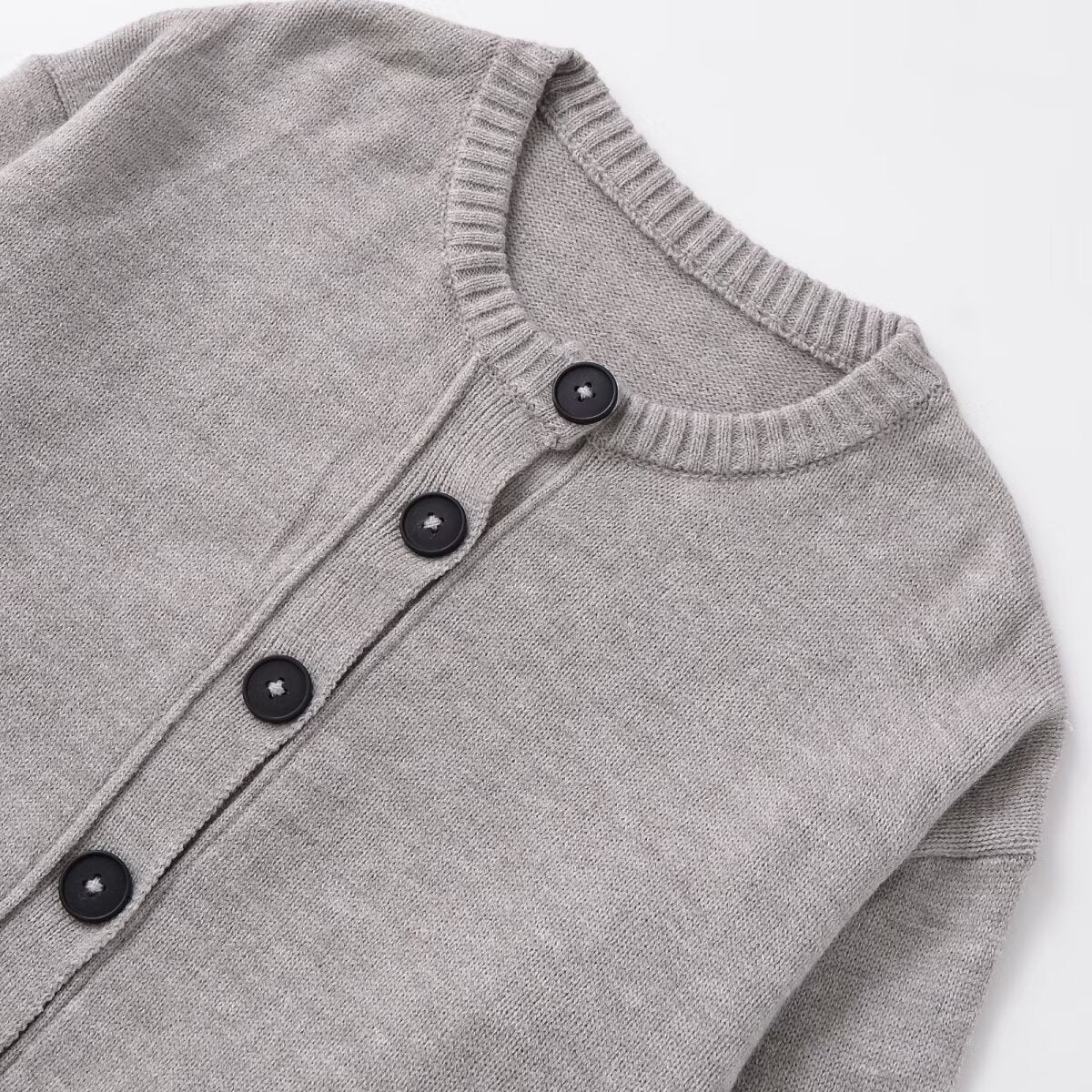 Loose and soft long sleeved knitted jacket