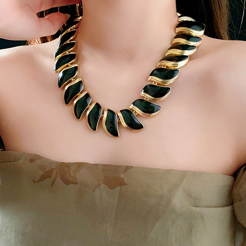 Retro high-end oil-dropping leaf necklace European style light luxury and atmospheric necklace