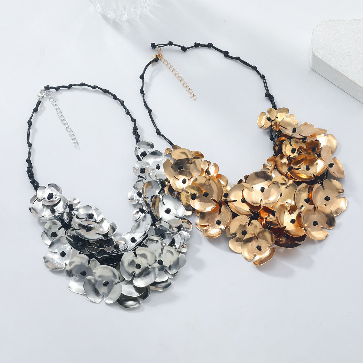 Exaggerated ethnic controversy, West Asia Leaf Lady's temperament necklace