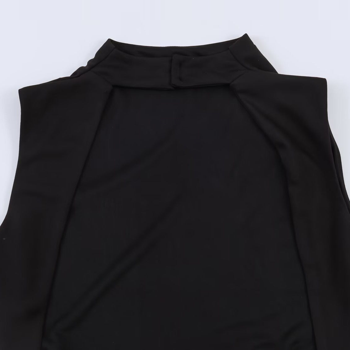 Minimalist solid color backless dress