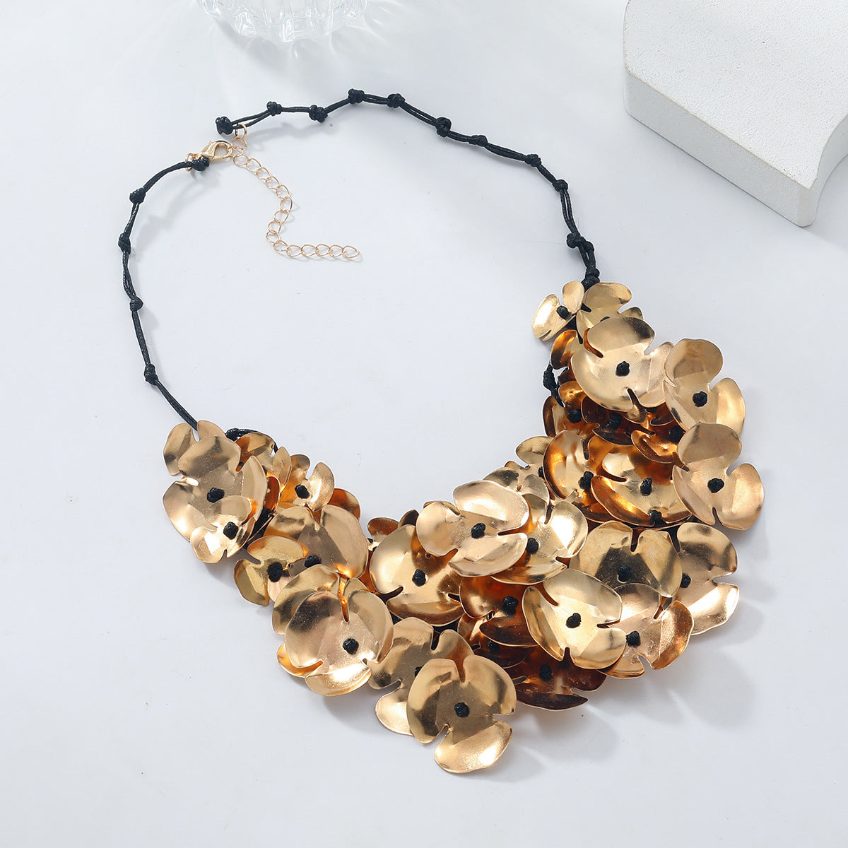 Exaggerated ethnic controversy, West Asia Leaf Lady's temperament necklace