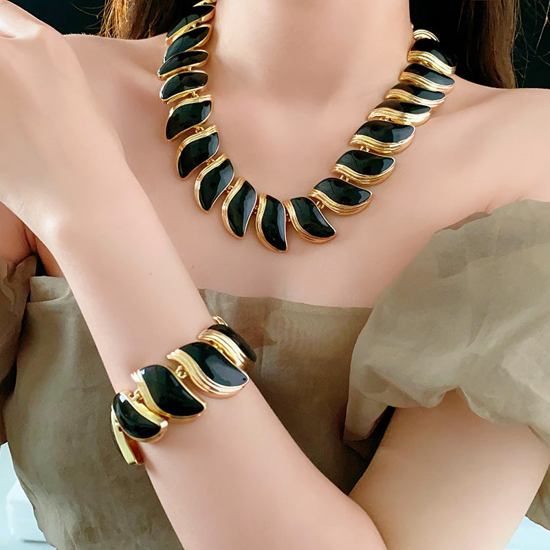 Retro high-end oil-dropping leaf necklace European style light luxury and atmospheric necklace