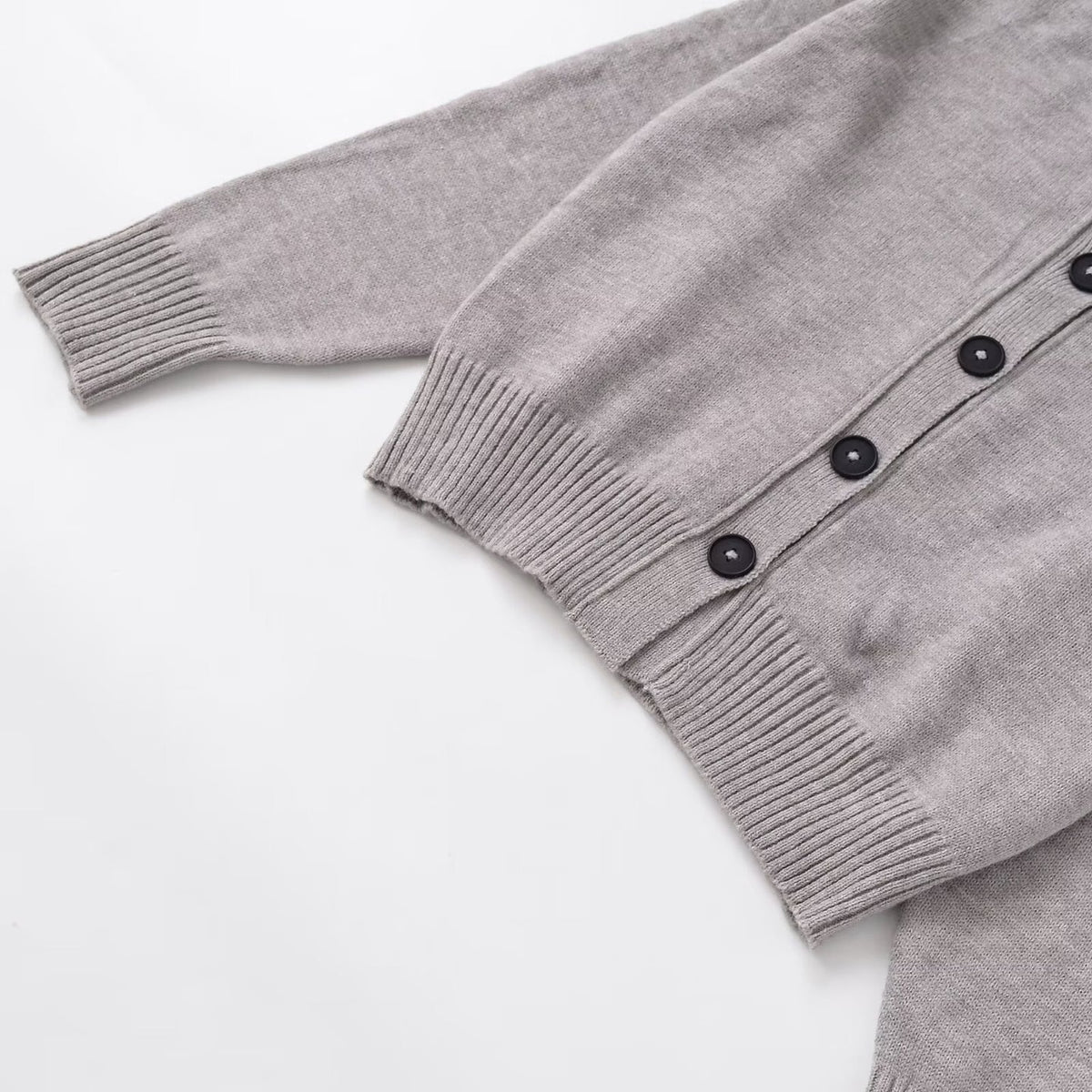 Loose and soft long sleeved knitted jacket