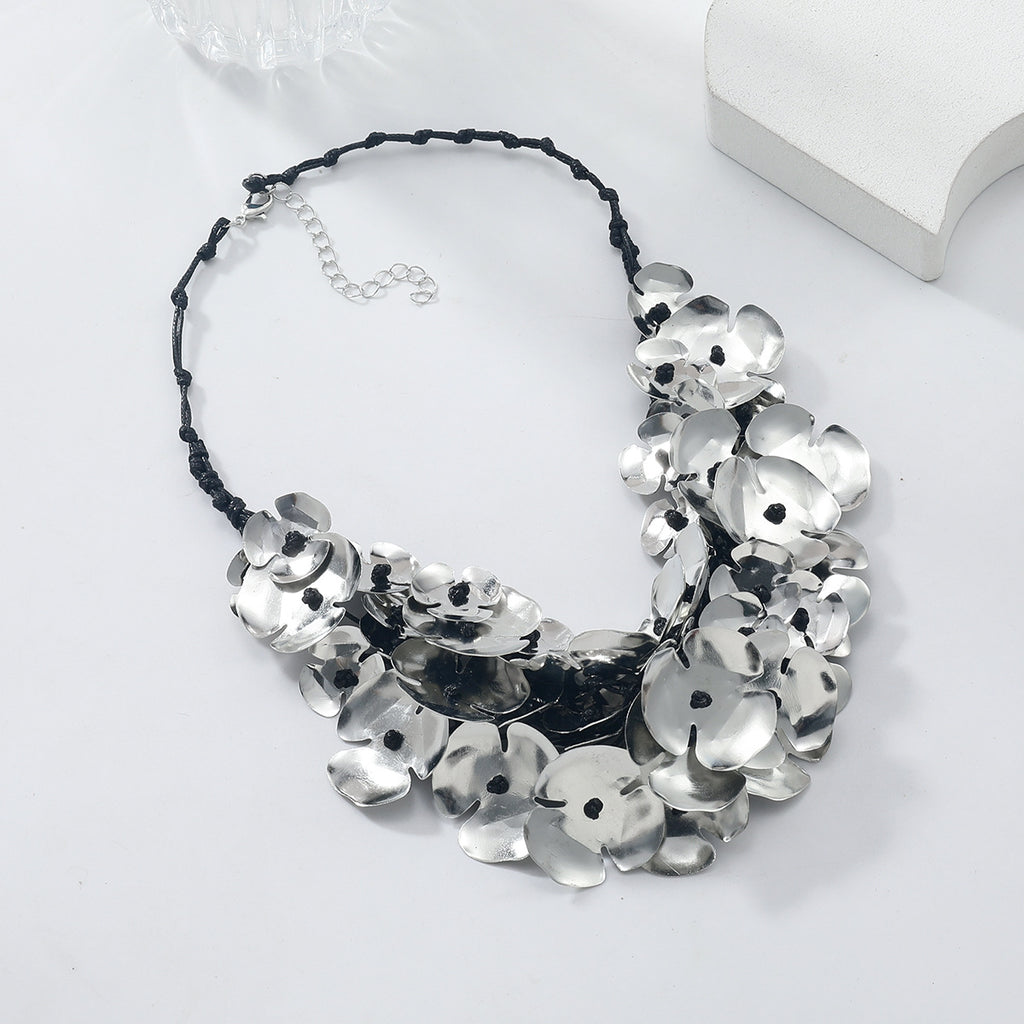 Exaggerated ethnic controversy, West Asia Leaf Lady's temperament necklace