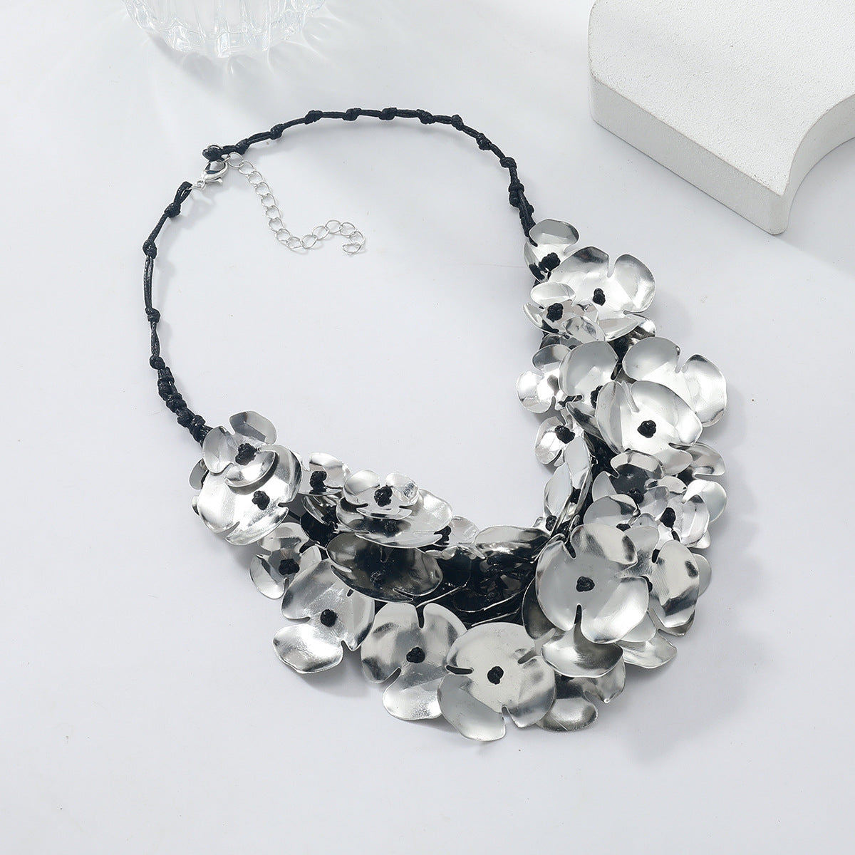 Exaggerated ethnic controversy, West Asia Leaf Lady's temperament necklace