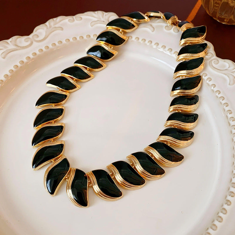 Retro high-end oil-dropping leaf necklace European style light luxury and atmospheric necklace