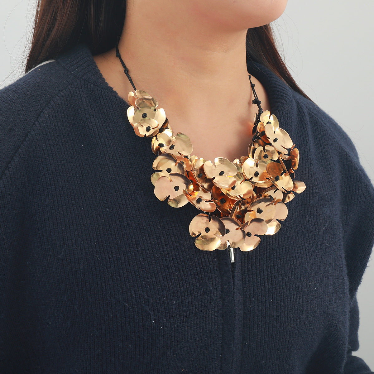 Exaggerated ethnic controversy, West Asia Leaf Lady's temperament necklace