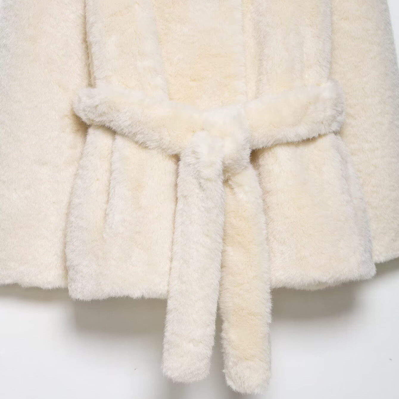 Women's clothing with waistband faux fur effect coat