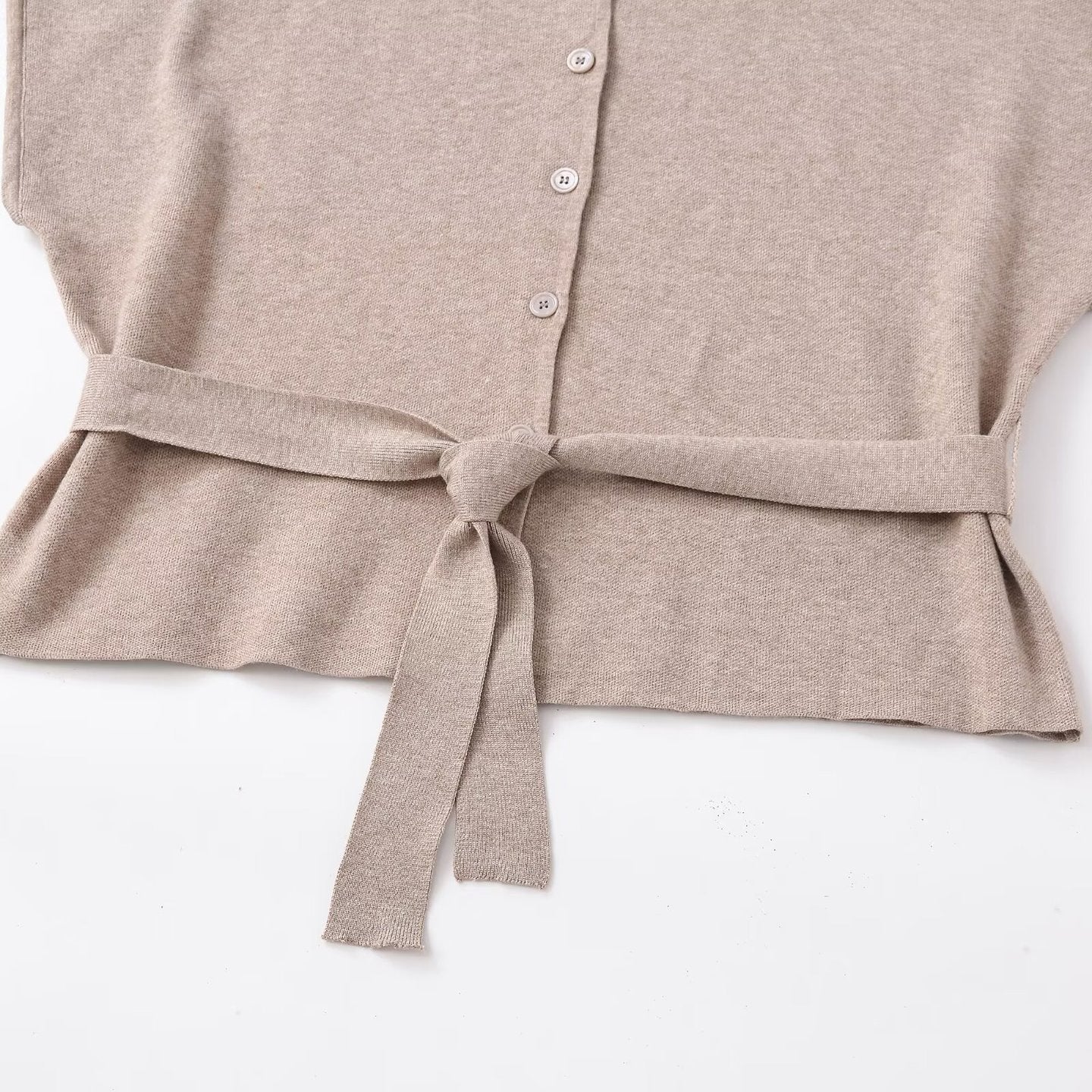 Round neck short sleeved knitted jacket with belt