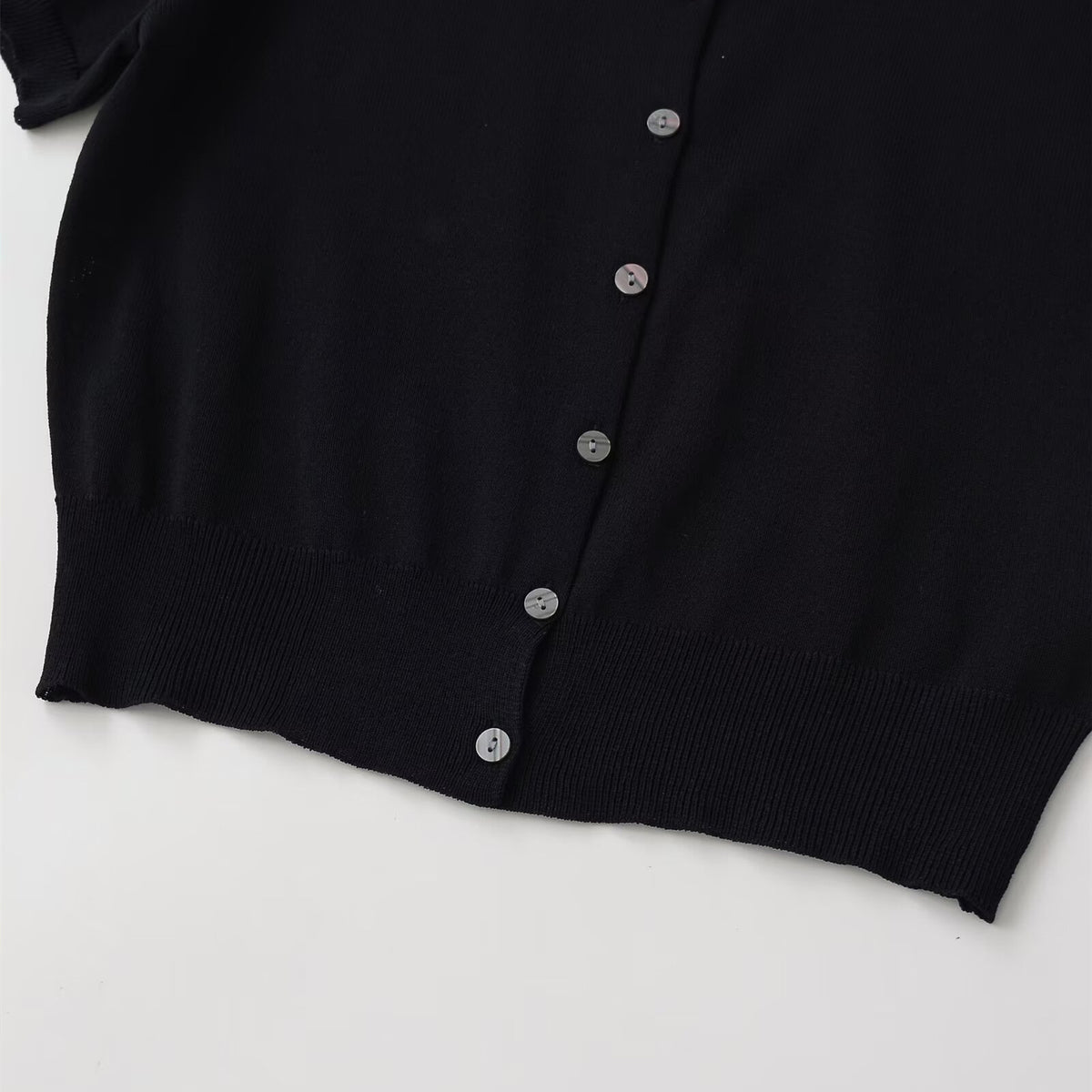 Simple short sleeved versatile knitted top